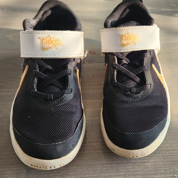 Nike Team Hustle Hightop Sneakers - Picture 6 of 6